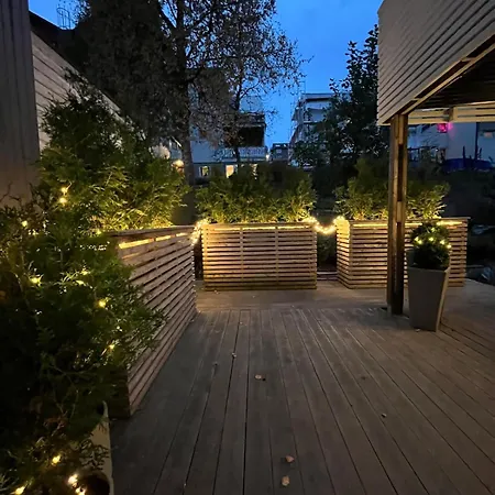 Modern Comfort In 1902 Wooden House, Center Apartamento