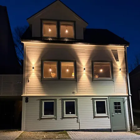 Modern Comfort In 1902 Wooden House, Center Apartment Tromso